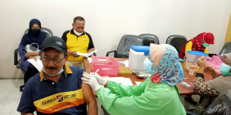 Pemdes Rangkah Kidul Sidoarjo Gelar Vaksinasi Booster Lansia