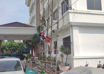 Para Pekerja Perawatan Gedung Kejari Jak-Pus Tak Dilengkapi Alat K3