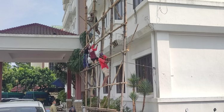 IMG-20220210-WA0044 - Deteksi Jaya Para Pekerja Perawatan Gedung Kejari Jak-Pus Tak Dilengkapi Alat K3