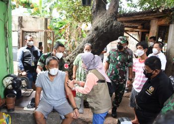 Pangdam Jaya Tinjau Vaksinasi Lansia