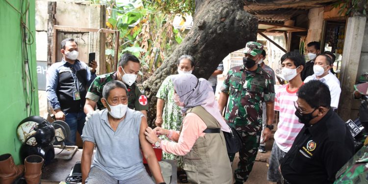 IMG-20220215-WA0100 - Deteksi Jaya Pangdam Jaya Tinjau Vaksinasi Lansia