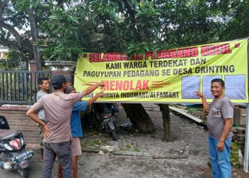 Protes Keras, Puluhan Warga Geruduk Tolak Pembangunan Indomaret Geruduk Kantor Desa Grinting