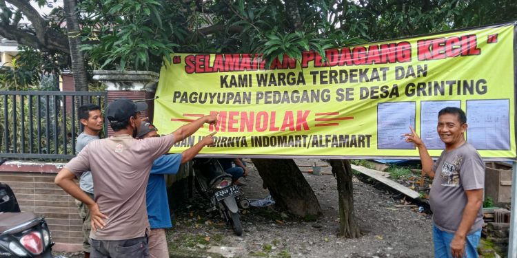 Protes Keras, Puluhan Warga Geruduk Tolak Pembangunan Indomaret Geruduk Kantor Desa Grinting