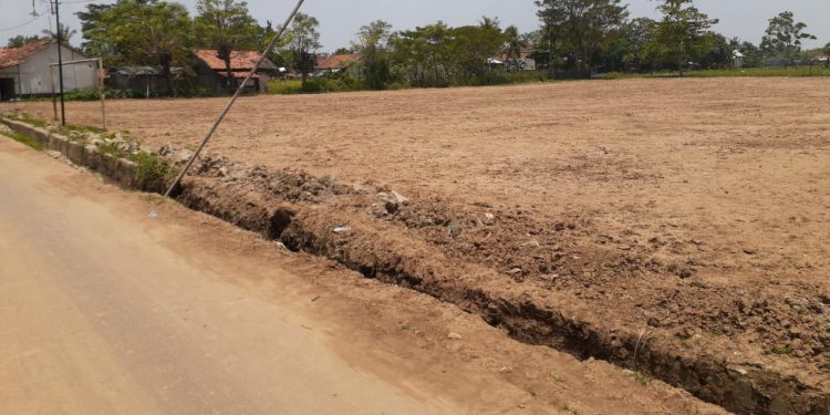 Pengarugan Lapangan Bola Kutamakmur Karawang Tanpa Papan Proyek