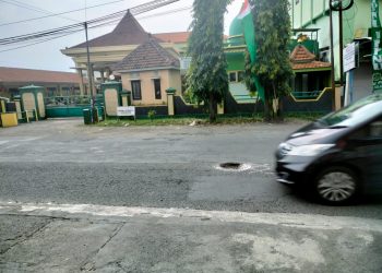 “Sempat Diperbaiki” Jalan Berlubang Depan Balai Desa Kepadangan Tulangan Membahayakan