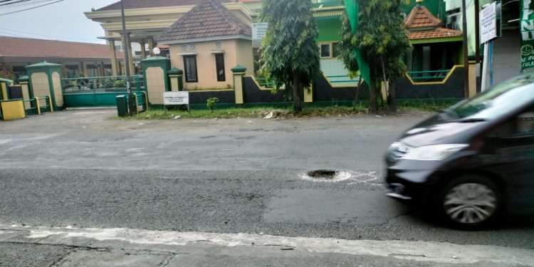 “Sempat Diperbaiki” Jalan Berlubang Depan Balai Desa Kepadangan Tulangan Membahayakan