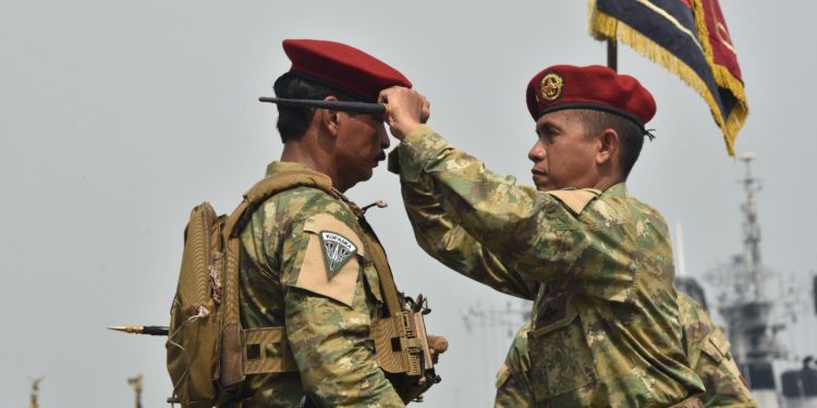 Disematkan Brevet “Manusia Katak”, Pangkoarmada II Resmi Jadi Warga Kehormatan Kopaska