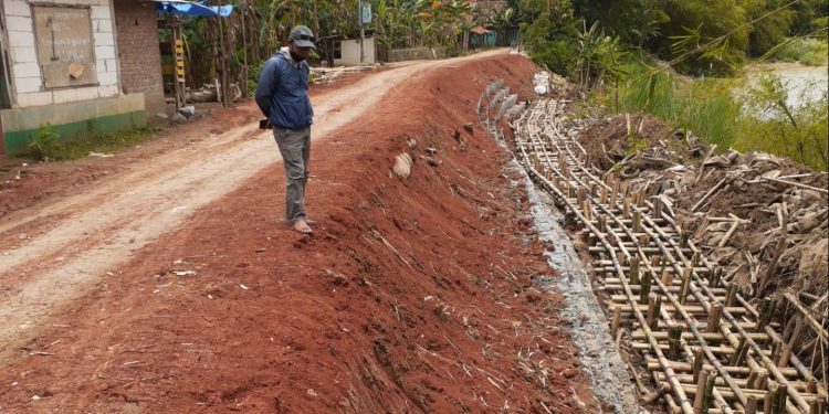 WhatsApp Image 2022-03-21 at 21.06.50 - Deteksi Jaya Proyek BBWS Diwilayah Saluran Citarum Desa Telukbuyung Tanpa Papan Proyek