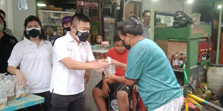 BERBAGI TAKJIL DI PECINAN GLODOK HARI PERDANA RAMADHAN 1443H