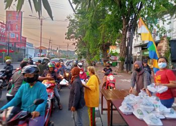 LSM PAS Bagikan Ratusan Takjil Nasi Kotak Dan Masker Kepada Pengguna Jalan 