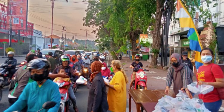IMG-20220410-WA0013 - Deteksi Jaya LSM PAS Bagikan Ratusan Takjil Nasi Kotak Dan Masker Kepada Pengguna Jalan