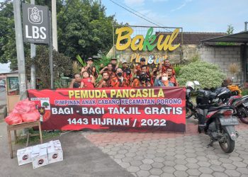 Kebersamaan PP PAC Porong Bagikan 450 Nasi Bungkus dan Takjil, Kepada Pengendara 