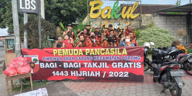 Kebersamaan PP PAC Porong Bagikan 450 Nasi Bungkus dan Takjil, Kepada Pengendara 