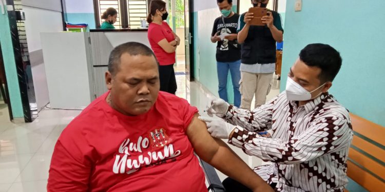 Ratusan Suporter Bonek dan Delta Mania Ikuti Vaksin Booster Dukung Liga 2