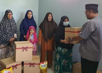 Manager SHP Membagikan Sembako Kepada Warga Dan Bank Sampah