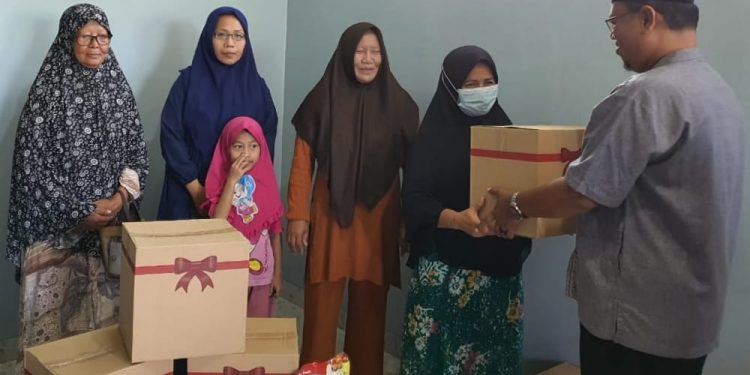 Manager SHP Membagikan Sembako Kepada Warga Dan Bank Sampah