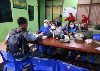 Semangat Pengabdian, Dokter dan Nakes Puskesmas Gedangan Layani Vaksin Booster Usai Sholat Tarawih