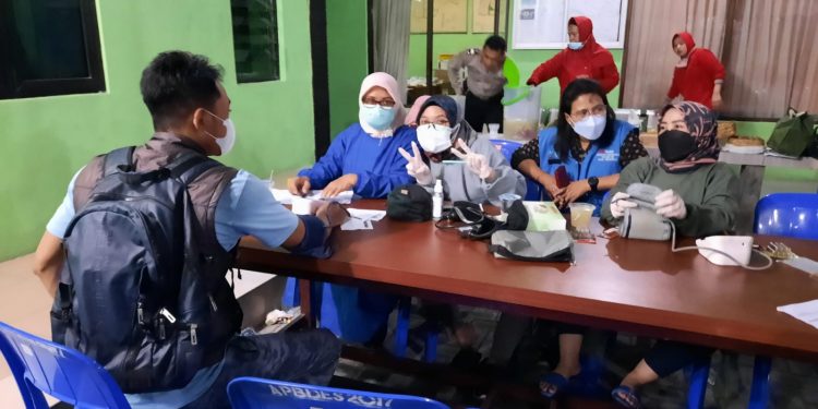 Semangat Pengabdian, Dokter dan Nakes Puskesmas Gedangan Layani Vaksin Booster Usai Sholat Tarawih