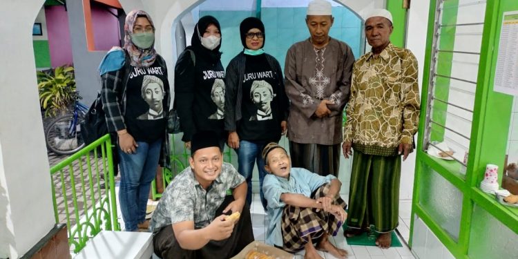Bagikan Ratusan Sembako, Takjil dan Masker Juru Warta Berharap Berkah