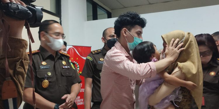 Terapkan Restorative Justice, Tersangka Pelaku Pencurian Handphone Lebaran Bersama Keluarga