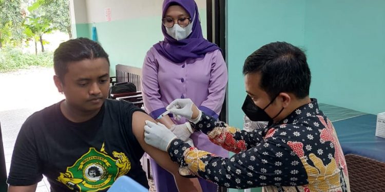 Siap Nribun Ratusan Suporter Bonek Sidoarjo, Antusias Vaksinasi Dosis 3.