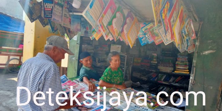 “Penuhi Kebutuhan” Pasutri Lansia Selama 63 Tahun Jual Koran.