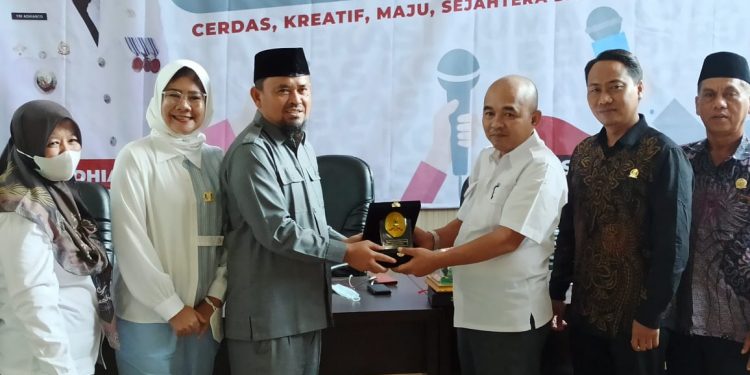 DPRD KABUPATEN KARAWANG KONSULTASI PENURUNAN LAJU PENDUDUK DI KOTA BEKASI