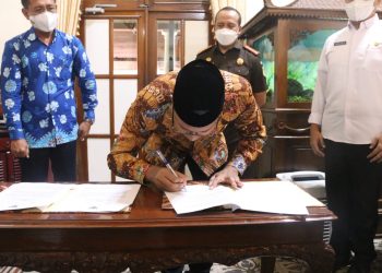 Bersama Korban Lumpur Lapindo Gus Mudhlor Menandatangani Penjanjian Tukar Menukar BMD Tanah Eks TKD