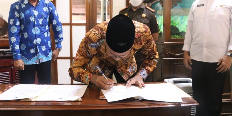 Bersama Korban Lumpur Lapindo Gus Mudhlor Menandatangani Penjanjian Tukar Menukar BMD Tanah Eks TKD