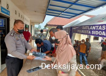 “Hindari Denda Keterlambatan dan BBN ” Wajib Pajak Kendaraan Padati Samsat Sidoarjo
