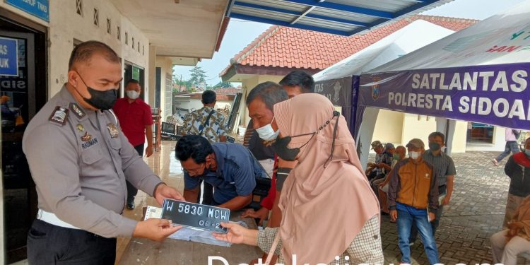 “Hindari Denda Keterlambatan dan BBN ” Wajib Pajak Kendaraan Padati Samsat Sidoarjo