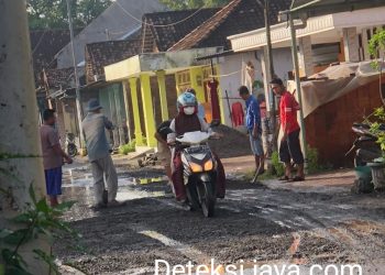 Dapat Subsidi Dana Pribadi Kades, Jalan Rusak yang Meresahkan Diperbaiki.