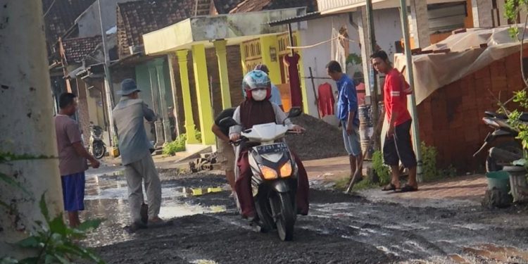 Dapat Subsidi Dana Pribadi Kades, Jalan Rusak yang Meresahkan Diperbaiki.