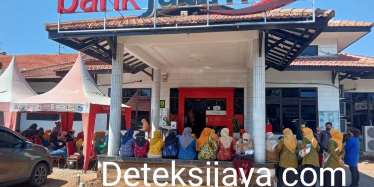 Walau Harus Antri Berjam – jam, Ratusan Kepala TK dan Paud Tetap Bersyukur Terima BOP