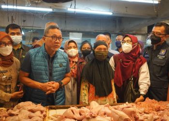 Blusukan ke Pasar Kosambi Bandung, Mendag Zulhas: Harga Sembako Stabil, Migor Curah Dikemas Sederhana