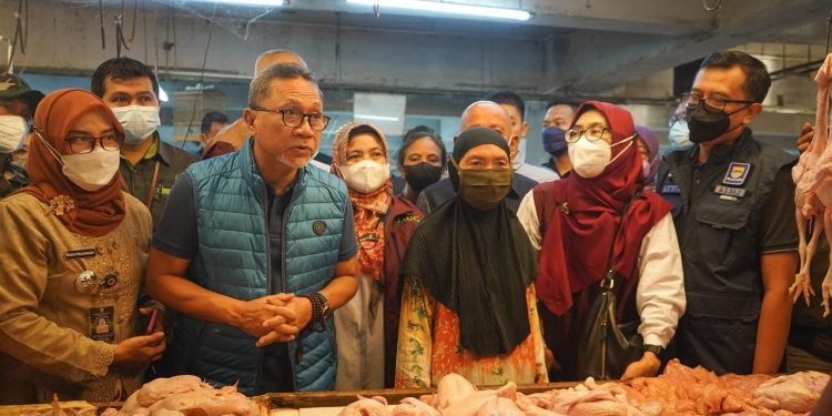 Blusukan ke Pasar Kosambi Bandung, Mendag Zulhas: Harga Sembako Stabil, Migor Curah Dikemas Sederhana