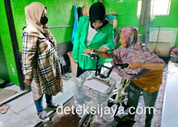 “Rela Blusukan” Anggota DPRD Sidoarjo Antarkan Sepeda Mesin Untuk Mbah Londo Tukang Pijat Keliling