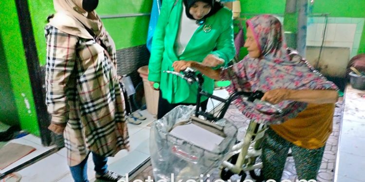 IMG-20220625-WA0003 - Deteksi Jaya “Rela Blusukan” Anggota DPRD Sidoarjo Antarkan Sepeda Mesin Untuk Mbah Londo Tukang Pijat Keliling