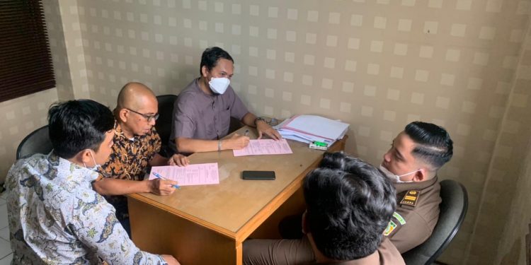 IMG-20220629-WA0004 - Deteksi Jaya Kejari Jakpus Serahkan Tersangka Kasus Korupsi Dana Ujian Nasional kepada Tim JPU.