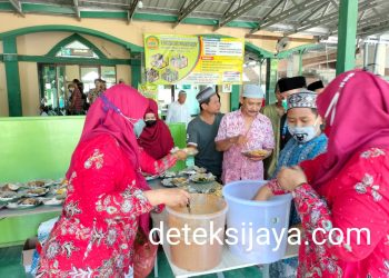 Jum’at Berbagi , Pasutri Legislatif dari Gerindra Bagikan 250 Porsi Makanan Siap Saji.
