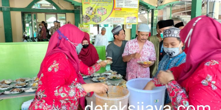 IMG-20220701-WA0029 - Deteksi Jaya Jum’at Berbagi , Pasutri Legislatif dari Gerindra Bagikan 250 Porsi Makanan Siap Saji.