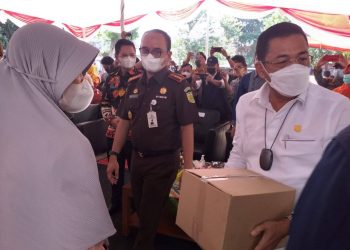Sambut HBA, Wakil Jaksa Agung Bagikan Sembako Bagi Warga Rumah Susun Tanah Tinggi