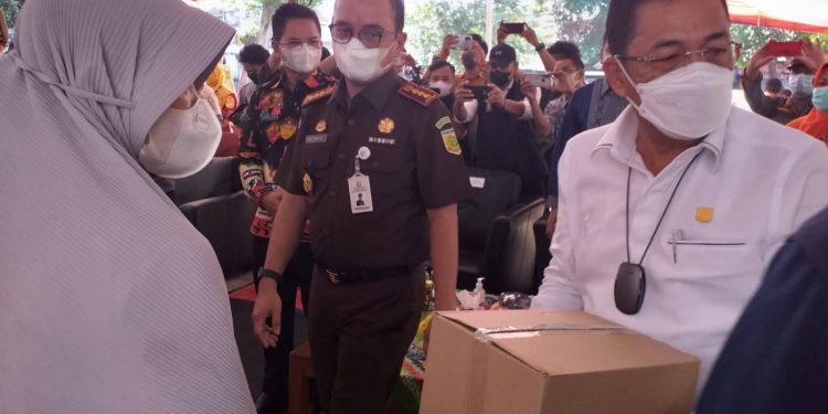 Sambut HBA, Wakil Jaksa Agung Bagikan Sembako Bagi Warga Rumah Susun Tanah Tinggi
