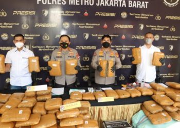 Polres Jakarta Barat Tangkap Dua Kurir dan 137 Kilo Gram Ganja Kering Siap Edar
