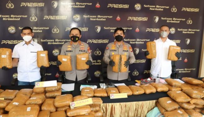 Polres Jakarta Barat Tangkap Dua Kurir dan 137 Kilo Gram Ganja Kering Siap Edar