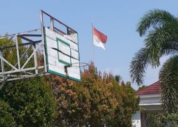 Bendera Merah Putih Sudah Lusuh Masih Berkibar di Kantor Kecamatan Tirtajaya