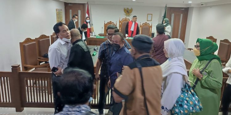 PN Jakpus Vonis Bebas Terdakwa Pengguna Jasa Percaloan Pengurusan Izin Operasi STIH Painan