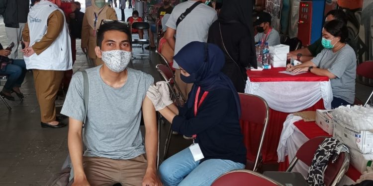 IMG-20220801-WA0023 - Deteksi Jaya BINDA dan DINKES Gelar Vaksinasi Serentak di Terowongan Kendal Jakpus