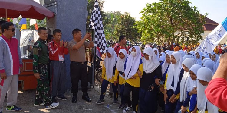 Kapolsek Pamarayan Menghadiri Kegiatan Gerak Jalan Santai Memperingati HUT RI Ke 77 Tingkat Kecamatan Bandung