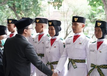 Tingkatkan Jiwa Nasionalisme, Bupati Gus Muhdlor Laksanakan Pengukuhan 76 Paskibraka